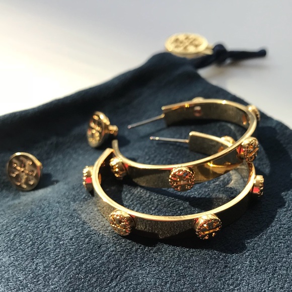 Brand New! Tory Burch logo hoop gold tone Earring - Picture 5 of 8